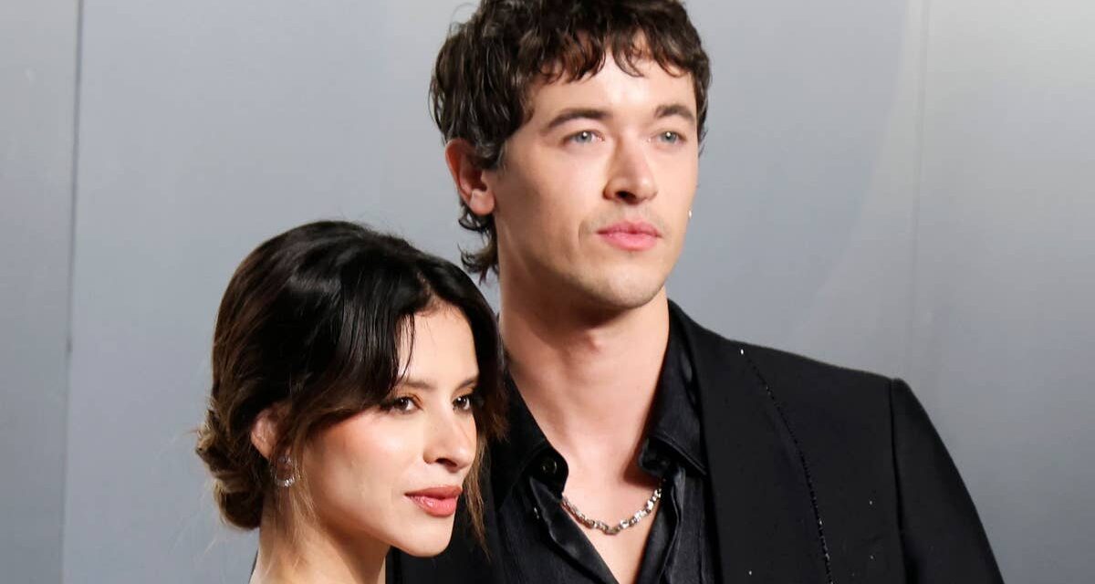 Tom Blyth défend sa petite amie contre un commentaire « vulgaire » sur sa « robe nue »