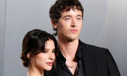 Tom Blyth défend sa petite amie contre un commentaire « vulgaire » sur sa « robe nue »