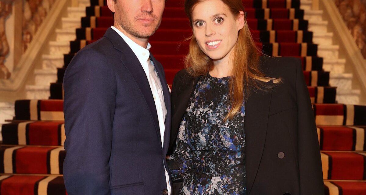 Edoardo, le mari de la princesse Béatrice, garde la tête baissée à 4 000 milles du drame familial royal