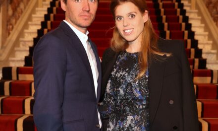 Edoardo, le mari de la princesse Béatrice, garde la tête baissée à 4 000 milles du drame familial royal