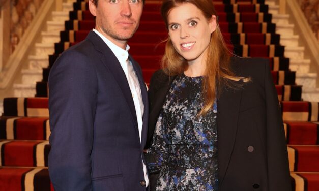 Edoardo, le mari de la princesse Béatrice, garde la tête baissée à 4 000 milles du drame familial royal