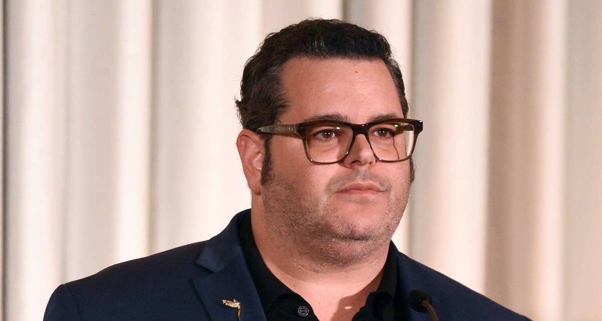 Josh Gad demande aux fans des « pensées et prières » après avoir révélé l&rsquo;urgence médicale de maman Susan