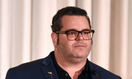 Josh Gad demande aux fans des « pensées et prières » après avoir révélé l&rsquo;urgence médicale de maman Susan