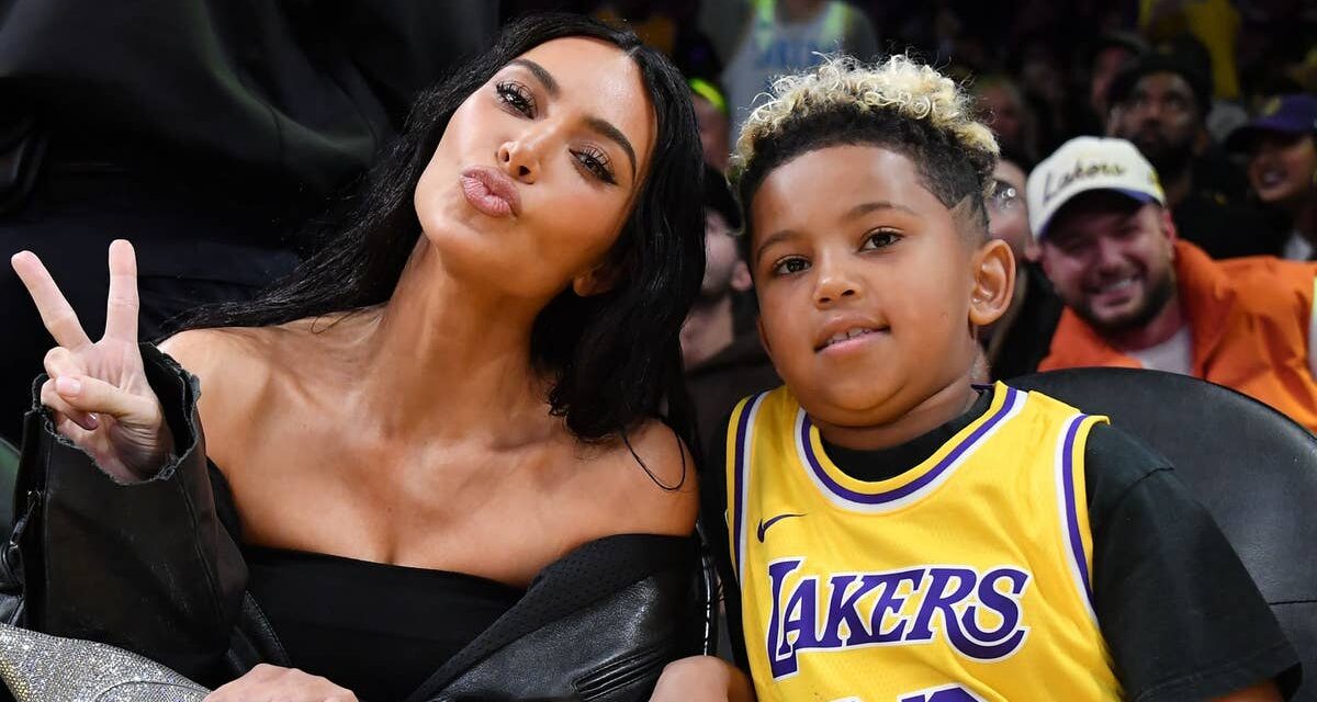 Saint West, le fils de 10 ans de Kim Kardashian, montre ses talents de casse-cou sur une moto tout-terrain électrique