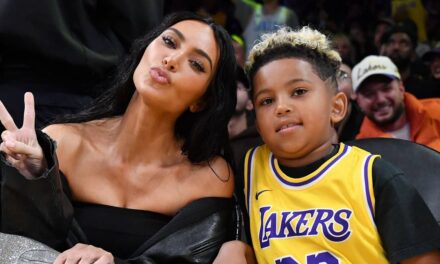Saint West, le fils de 10 ans de Kim Kardashian, montre ses talents de casse-cou sur une moto tout-terrain électrique