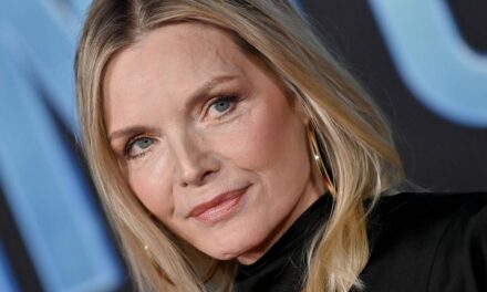 Dans la vie de Michelle Pfeiffer dans une secte « contrôlante » qui l&rsquo;a laissée fauchée