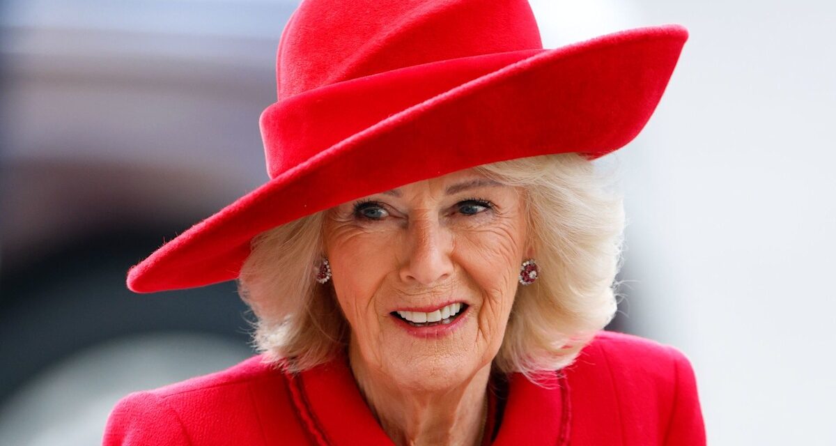 La reine Camilla enfreint le protocole vestimentaire de la reine Elizabeth en apparaissant le jour du Commonwealth
