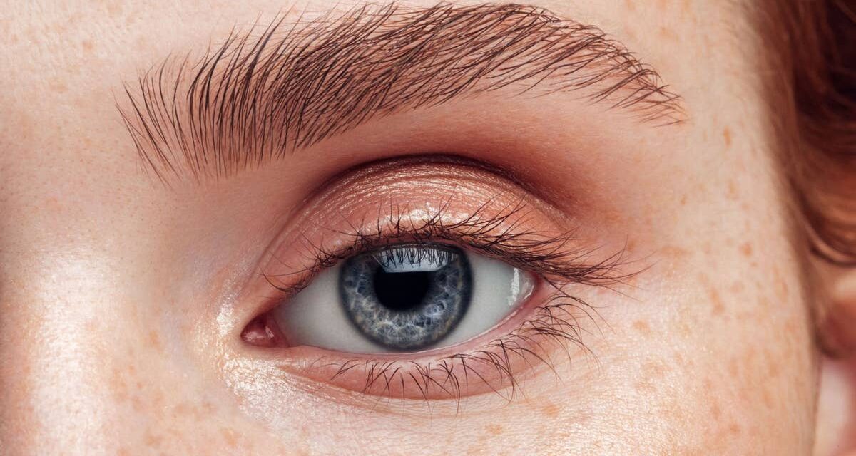 Stratification des sourcils ou microblading : quel traitement pour « sourcils parfaits » vous convient réellement ?