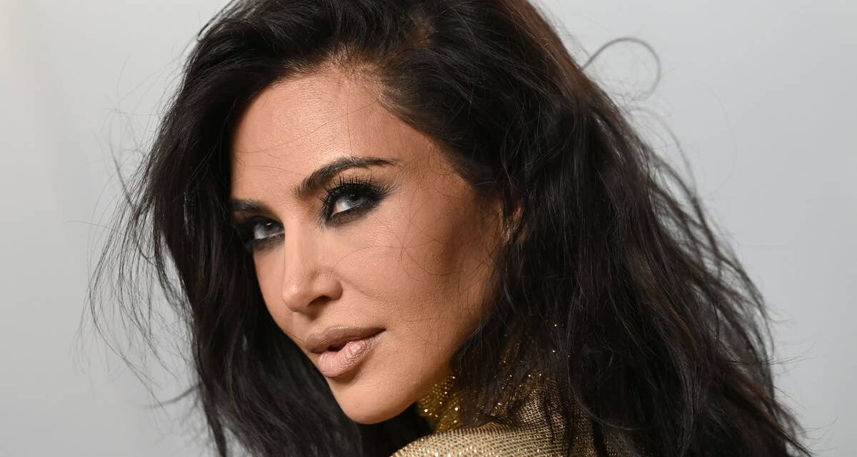 Kim Kardashian fait une chute spectaculaire avec des talons de 80 $ à 80 $ à la soirée des Oscars – regardez