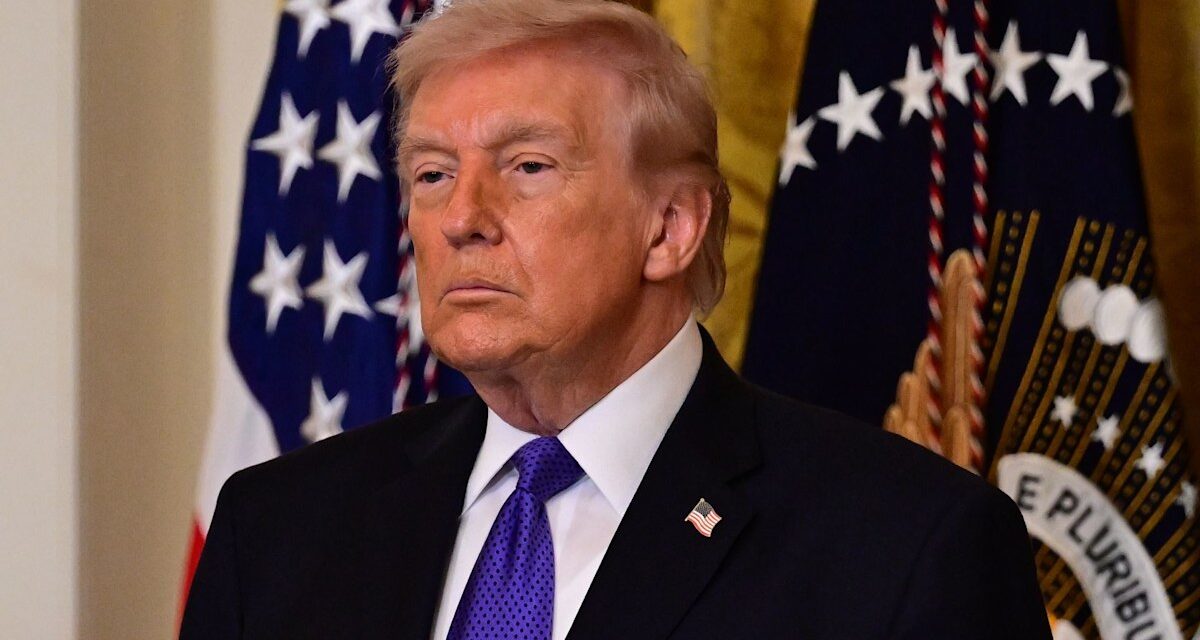 Donald Trump suscite de nouveaux problèmes de santé suite à une blessure lors de la cérémonie de la médaille d&rsquo;honneur