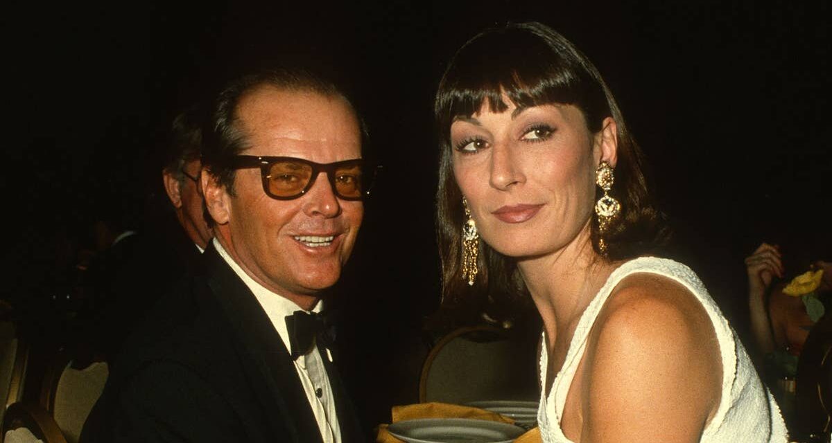 Anjelica Huston retrouve la fille de l&rsquo;ex-Jack Nicholson lors de sa première apparition publique depuis des mois