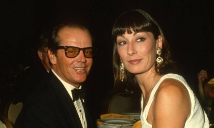 Anjelica Huston retrouve la fille de l&rsquo;ex-Jack Nicholson lors de sa première apparition publique depuis des mois