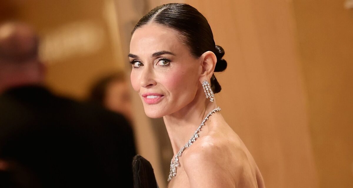 Demi Moore, 63 ans, a des fans qui font une double apparition lors de son apparition aux SAG Awards