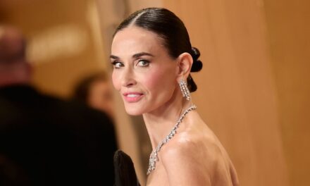 Demi Moore, 63 ans, a des fans qui font une double apparition lors de son apparition aux SAG Awards