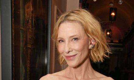 Cate Blanchett présente des bras incroyablement toniques lors d&rsquo;une soirée glamour