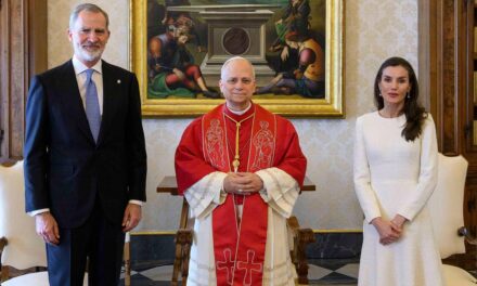 La reine Letizia célèbre un rare privilège royal en blanc aux côtés du roi Felipe lors d&rsquo;une réunion historique du pape