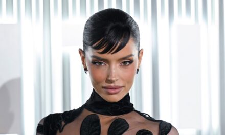 Maura Higgins ne porte plus de perruque dans une superbe robe découpée à la soirée Vanity Fair