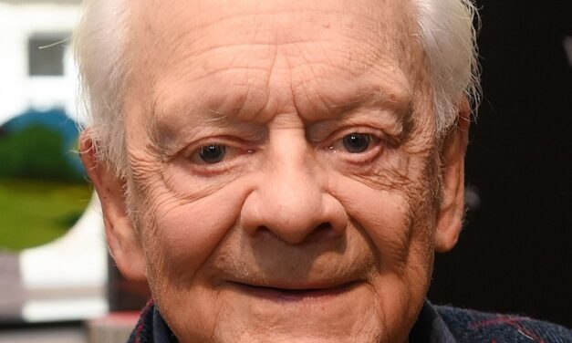 La vie privée tranquille de David Jason, star de Only Fools and Horses, hors écran, à 86 ans