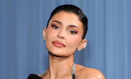 Kylie Jenner impressionne dans son petit bikini noir pendant ses vacances à la plage