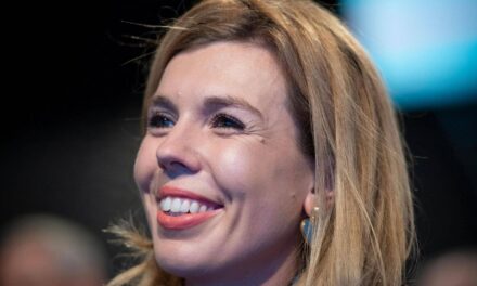 Rare moment en famille alors que Boris Johnson embrasse un enfant dans le message du 38e anniversaire de sa femme Carrie