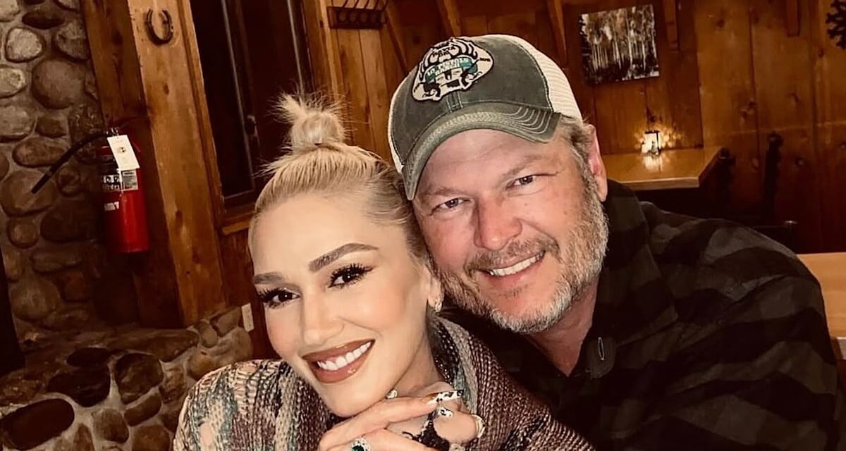 Blake Shelton taquine la transformation d&rsquo;un ranch de 4 millions de dollars en Oklahoma alors que lui et Gwen Stefani « intensifient les choses » – regardez
