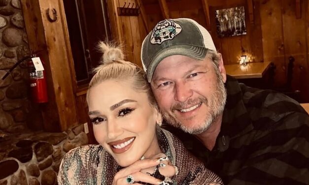 Blake Shelton taquine la transformation d&rsquo;un ranch de 4 millions de dollars en Oklahoma alors que lui et Gwen Stefani « intensifient les choses » – regardez