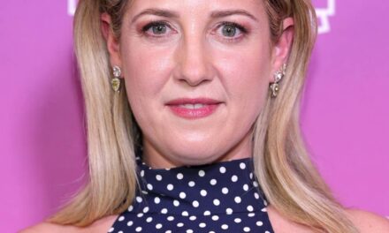 La princesse Théodora de Grèce, rarement vue, est parfaite en pois sur le tapis rouge