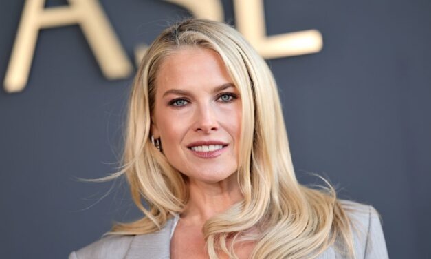 Ali Larter montre ses incroyables abdos alors qu&rsquo;elle sort avec un haut soutien-gorge et une jupe crayon.