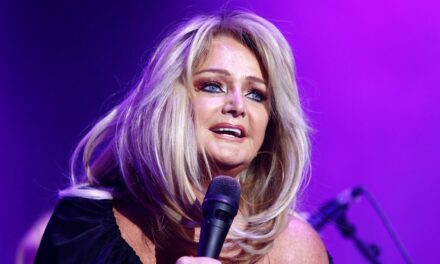 Bonnie Tyler « toujours rock » à 74 ans malgré une opération au genou grâce à un entraînement quotidien de 20 minutes – exclusif