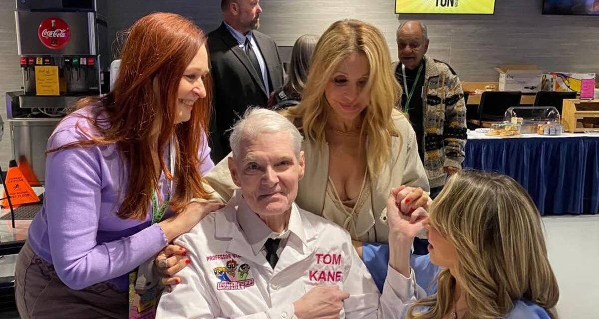 L&rsquo;acteur original des Powerpuff Girls retrouve ses co-stars 6 ans après un accident vasculaire cérébral majeur : « Tellement émotif »