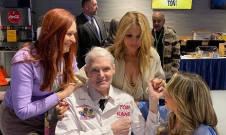 L&rsquo;acteur original des Powerpuff Girls retrouve ses co-stars 6 ans après un accident vasculaire cérébral majeur : « Tellement émotif »