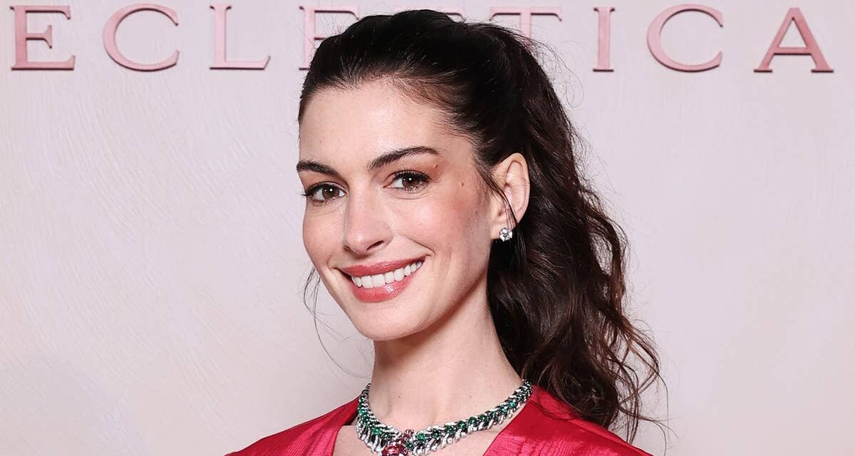 Anne Hathaway incarne Miranda Priestly dans une robe rouge volumineuse pour une nouvelle apparence époustouflante
