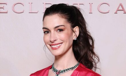 Anne Hathaway incarne Miranda Priestly dans une robe rouge volumineuse pour une nouvelle apparence époustouflante