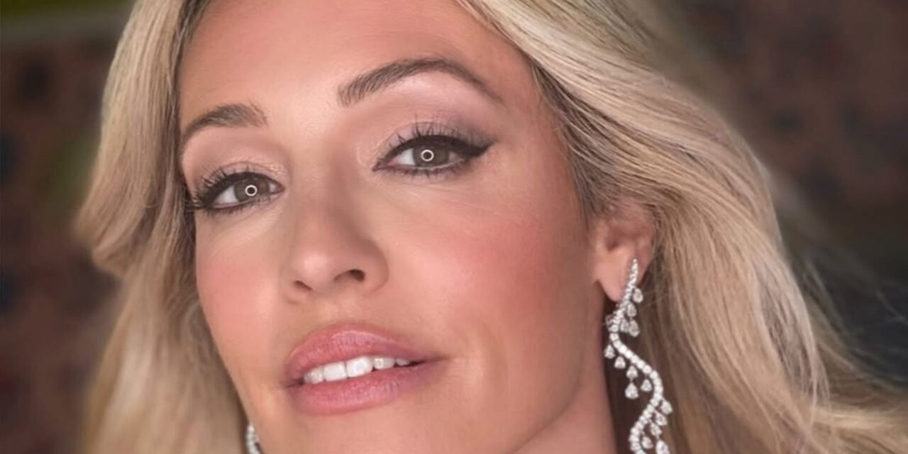 Cat Deeley nous apprend la formule de tenue parfaite pour ce temps : une veste trophée et un jean.