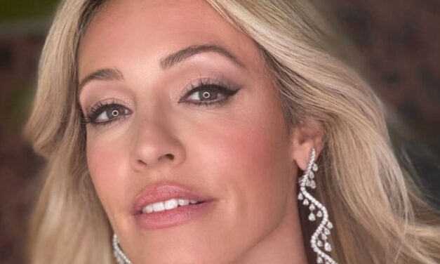 Cat Deeley nous apprend la formule de tenue parfaite pour ce temps : une veste trophée et un jean.