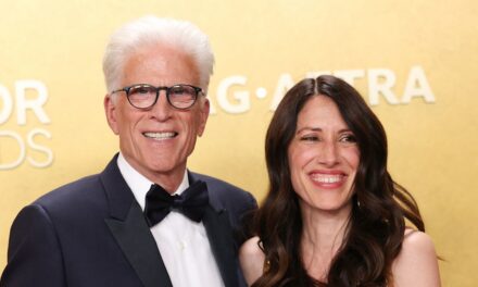 Ted Danson a l&rsquo;air incroyablement jeune alors qu&rsquo;il sort avec sa fille Kate aux SAG Actor Awards 2026