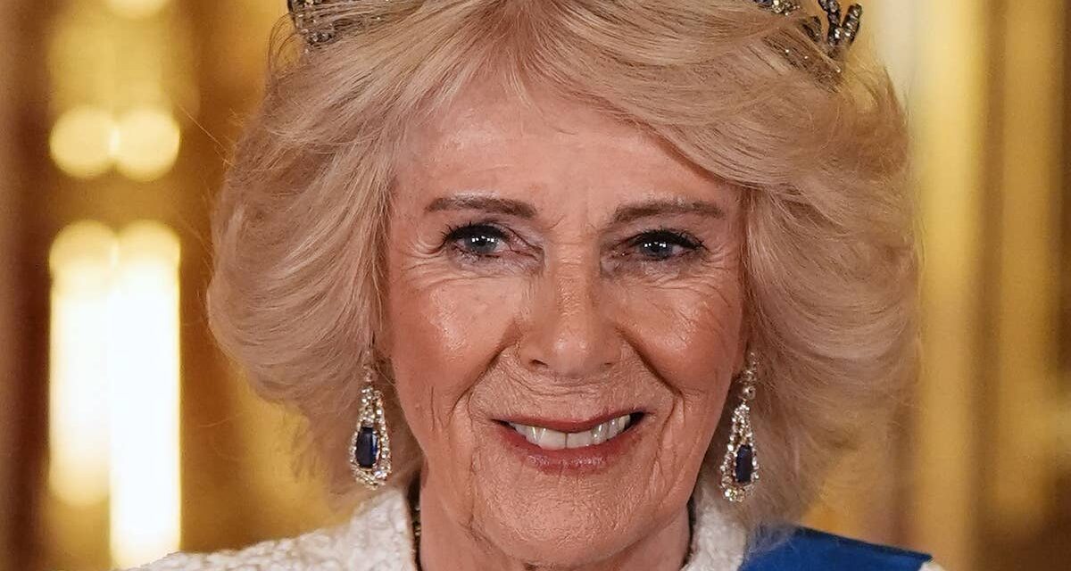 La reine Camilla dégoulinante de bracelets Cartier de la défunte reine Elizabeth – mais il en manque deux