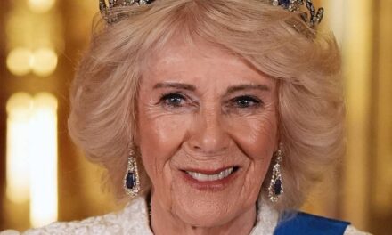 La reine Camilla dégoulinante de bracelets Cartier de la défunte reine Elizabeth – mais il en manque deux