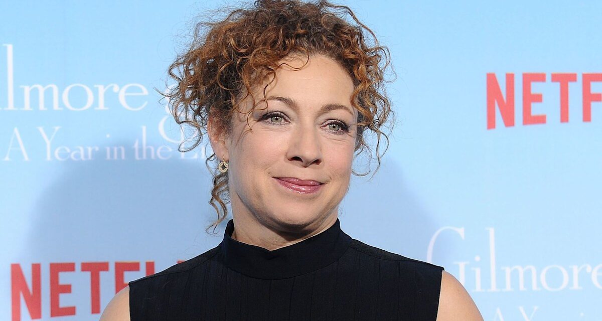 Les symptômes du cancer d&rsquo;Alex Kingston qu&rsquo;elle a confondus avec le vieillissement ne sont pas les seuls signes « anormaux », prévient un chirurgien en oncologie