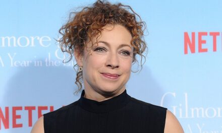 Les symptômes du cancer d&rsquo;Alex Kingston qu&rsquo;elle a confondus avec le vieillissement ne sont pas les seuls signes « anormaux », prévient un chirurgien en oncologie