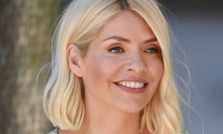 Holly Willoughby impressionne avec sa robe midi qui flatte les courbes – et vous pouvez acheter le look