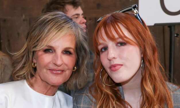 Helen Hunt rejoint sa fille musicienne pour leur première apparition publique ensemble en 6 ans à la Fashion Week de Paris