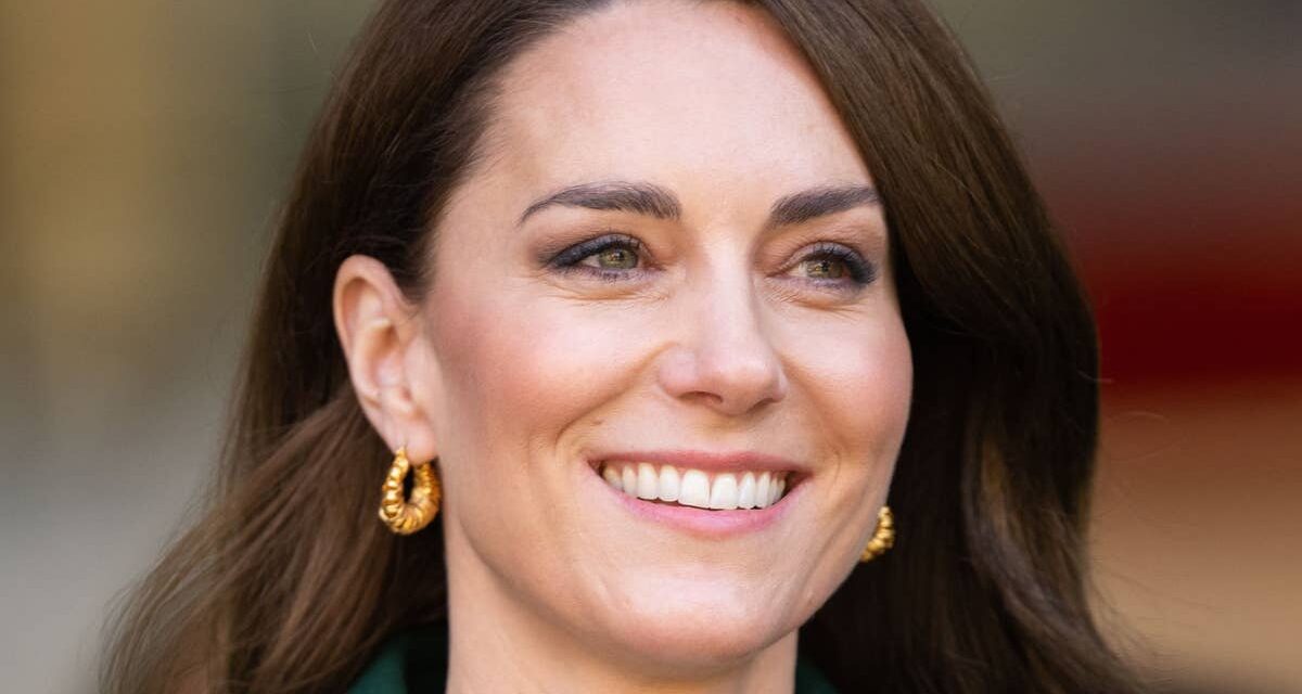 Le surprenant mouvement jambes nues de Kate Middleton dans une tenue micro Mulberry découvert