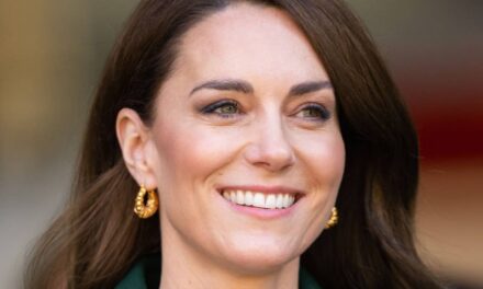 Le surprenant mouvement jambes nues de Kate Middleton dans une tenue micro Mulberry découvert