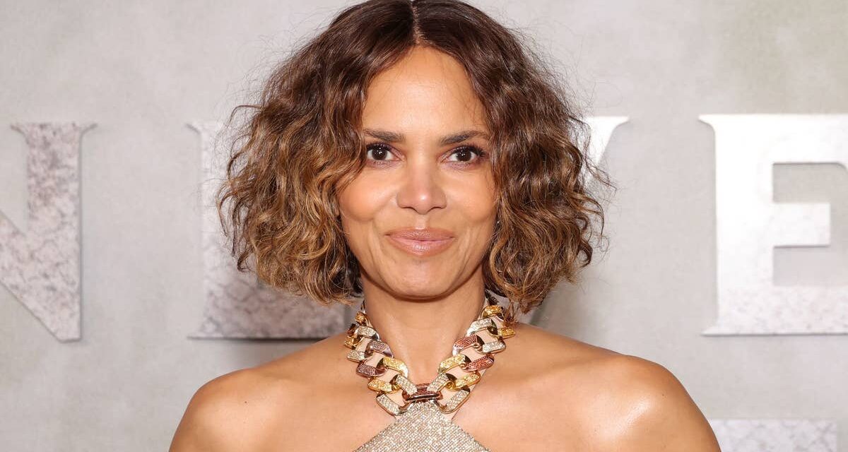 Halle Berry montre des abdominaux sculptés et révèle le secret d&rsquo;un physique tonique