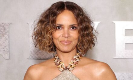 Halle Berry montre des abdominaux sculptés et révèle le secret d&rsquo;un physique tonique