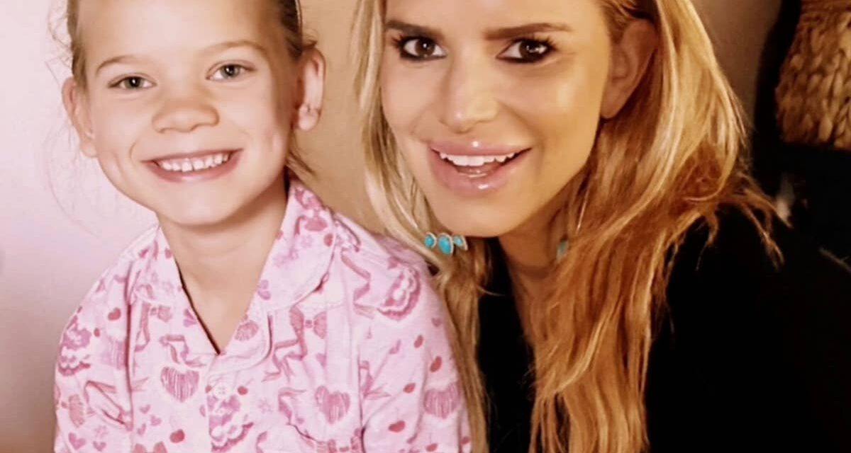 La fille de Jessica Simpson montre la transformation de ses cheveux d&rsquo;adulte sur de nouvelles photos
