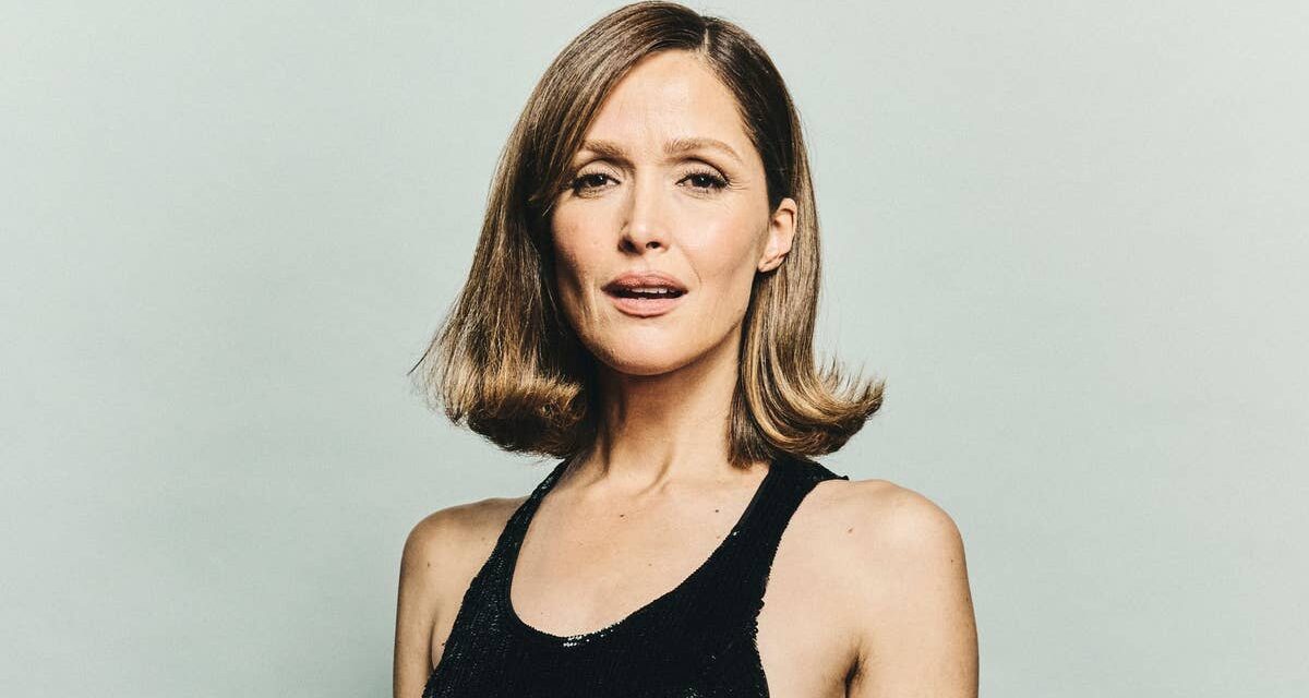 Rose Byrne partage une vision honnête de la jonglerie entre travail et famille : « C&rsquo;est la chose la plus difficile au monde »