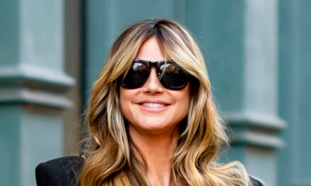 Heidi Klum met en valeur ses nouvelles courbes dans une robe qui fait tourner les têtes après une prise de poids à la ménopause