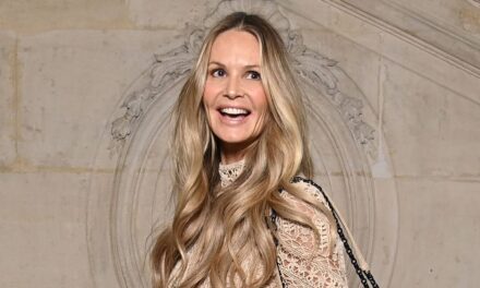 La star des années 90, Elle McPherson, a l&rsquo;air intemporelle alors qu&rsquo;elle célèbre son 62e anniversaire